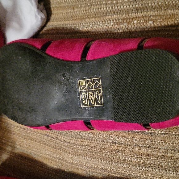 Pink and black shoes. - Picture 5 of 6